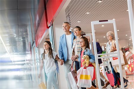 simsearch:6113-08784230,k - Family leaving duty free shop at airport Photographie de stock - Premium Libres de Droits, Code: 6113-08784121