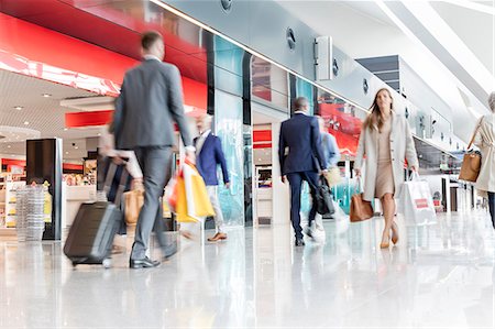 Travelers walking in airport concourse Stockbilder - Premium RF Lizenzfrei, Bildnummer: 6113-08784126