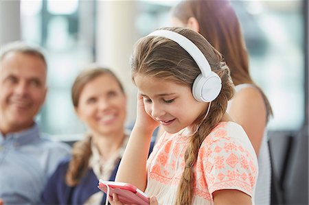 Girl listening to music with headphones and mp3 player Photographie de stock - Premium Libres de Droits, Code: 6113-08784129