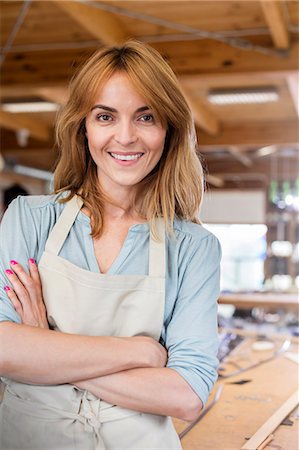 Portrait smiling artist in studio Photographie de stock - Premium Libres de Droits, Code: 6113-08784345