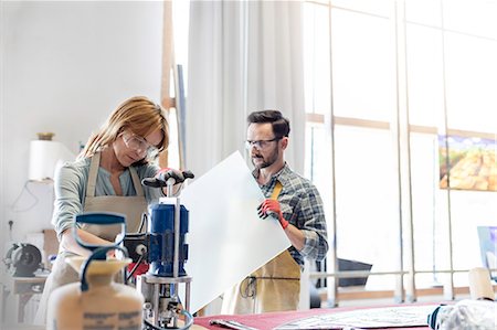 Stained glass artists working in studio Foto de stock - Sin royalties Premium, Código: 6113-08784397