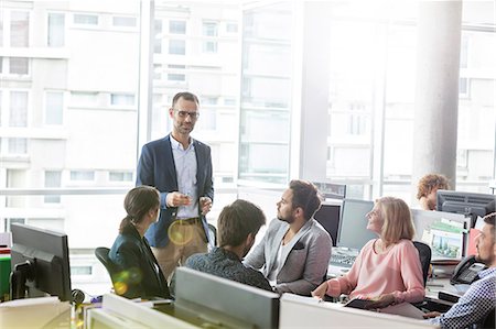 Businessman leading meeting in office Foto de stock - Sin royalties Premium, Código: 6113-08784502