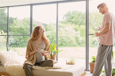 simsearch:6108-07969489,k - Pregnant couple eating cereal and drinking coffee in living room Foto de stock - Sin royalties Premium, Código: 6113-08721989