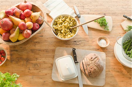 simsearch:6113-07542772,k - Overhead view pasta, fruit and bread on dining table Photographie de stock - Premium Libres de Droits, Code: 6113-08722056