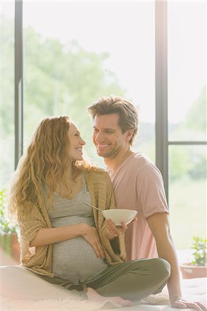 simsearch:6113-08722060,k - Pregnant couple eating and talking Stock Photo - Premium Royalty-Free, Code: 6113-08722061