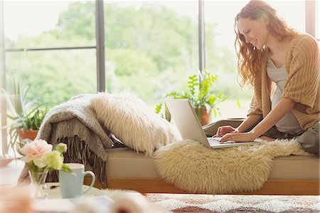 simsearch:6113-08722085,k - Pregnant woman using laptop on chaise lounge in living room Photographie de stock - Premium Libres de Droits, Code: 6113-08722080