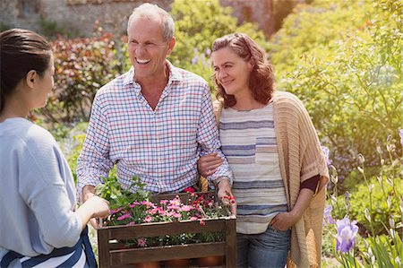 pépinière - Plant nursery worker helping smiling couple with flowers in garden Photographie de stock - Premium Libres de Droits, Code: 6113-08722193