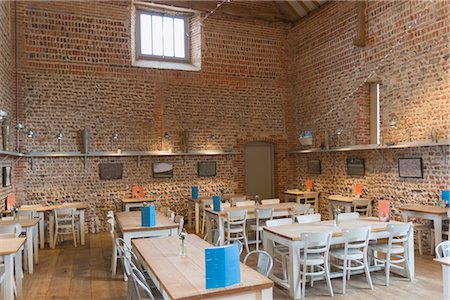 Tables in vacant restaurant with brick walls and vaulted ceiling Photographie de stock - Premium Libres de Droits, Code: 6113-08722194