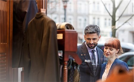 simsearch:649-07436515,k - Couple window shopping outside menswear shop Foto de stock - Sin royalties Premium, Código: 6113-08722298