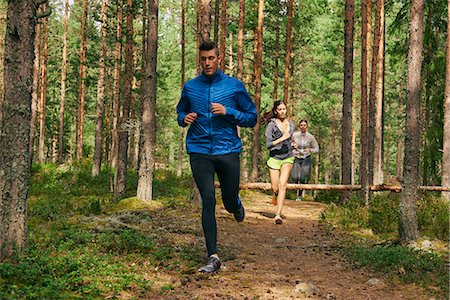 simsearch:614-08868718,k - Runners running on trail in woods Fotografie stock - Premium Royalty-Free, Codice: 6113-08722214