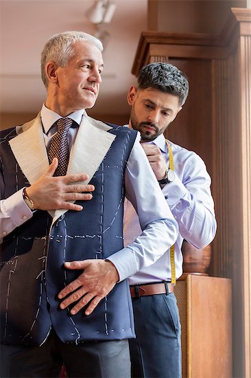 Tailor fitting businessman for suit in menswear shop Foto de stock - Sin royalties Premium, Código de la imagen: 6113-08722364