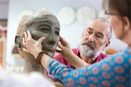 Woman sculpting clay face in pottery studio Foto de stock - Sin royalties Premium, Código: 6113-08722372