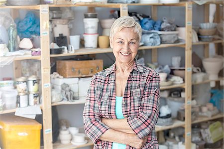 senior woman standing - Portrait senior artist in pottery studio Photographie de stock - Premium Libres de Droits, Code: 6113-08722384