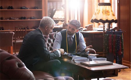 simsearch:6122-07693573,k - Tailor and businessman talking in menswear shop Stock Photo - Premium Royalty-Free, Code: 6113-08722311