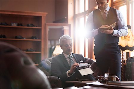 Tailor and businessman browsing fabric in menswear shop Foto de stock - Sin royalties Premium, Código: 6113-08722329