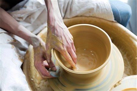 simsearch:6113-08722439,k - Overhead view woman using pottery wheel Stockbilder - Premium RF Lizenzfrei, Bildnummer: 6113-08722457