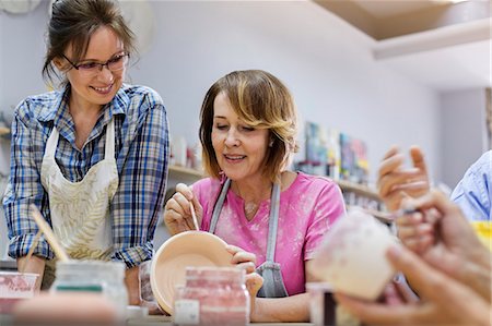 Mature woman painting pottery in studio Photographie de stock - Premium Libres de Droits, Code: 6113-08722402