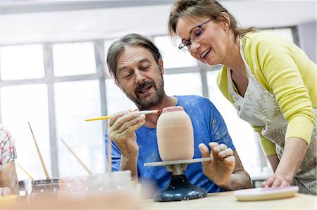 Mature couple painting pottery in studio Photographie de stock - Premium Libres de Droits, Code: 6113-08722408