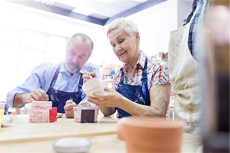 Senior couple painting pottery in studio Photographie de stock - Premium Libres de Droits, Code: 6113-08722431