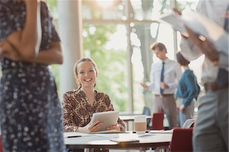 simsearch:6113-08882531,k - Portrait smiling businesswoman using digital tablet in office Foto de stock - Sin royalties Premium, Código: 6113-08882501