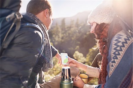 simsearch:6113-08882854,k - Young couple hiking, taking a coffee break and using smart phone Foto de stock - Sin royalties Premium, Código: 6113-08882829