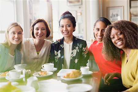 simsearch:6113-08805305,k - Portrait smiling women friends drinking coffee at restaurant table Fotografie stock - Premium Royalty-Free, Codice: 6113-08805355