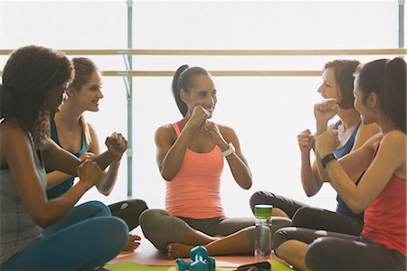 simsearch:6113-09058385,k - Women gesturing with fists in exercise class gym studio Foto de stock - Sin royalties Premium, Código: 6113-08805359