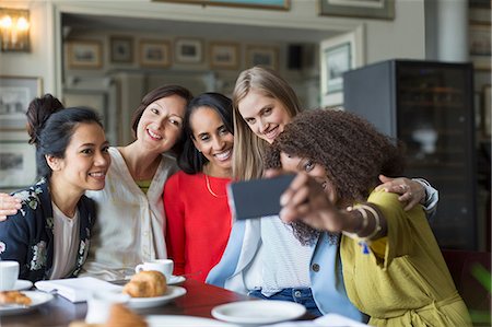 Smiling women friends taking selfie at restaurant table Photographie de stock - Premium Libres de Droits, Code: 6113-08805316