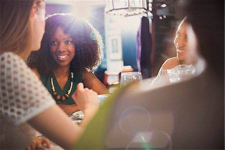 Women friends dining and talking in restaurant Foto de stock - Sin royalties Premium, Código: 6113-08805336