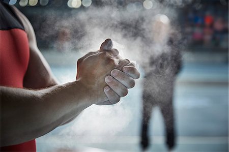 powder in hand - Close up male weightlifter applying chalk powder on hands Foto de stock - Sin royalties Premium, Código: 6113-08805444