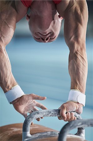 Male gymnast upside-down on pommel horse Foto de stock - Sin royalties Premium, Código: 6113-08805423