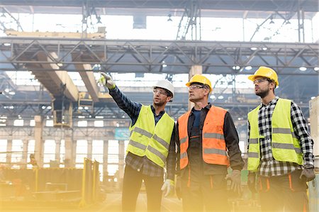 steel mill - Steel workers talking in factory Foto de stock - Sin royalties Premium, Código: 6113-08805541