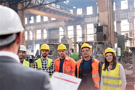 production line - Steel workers listening to manager in meeting in factory Foto de stock - Sin royalties Premium, Código: 6113-08805562