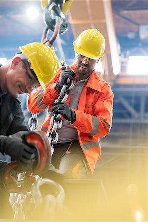 Steel workers with crane hook in factory Foto de stock - Sin royalties Premium, Código: 6113-08805573