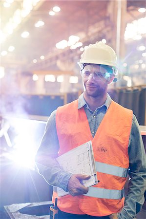 Steel worker with clipboard in factory Foto de stock - Sin royalties Premium, Código: 6113-08805580