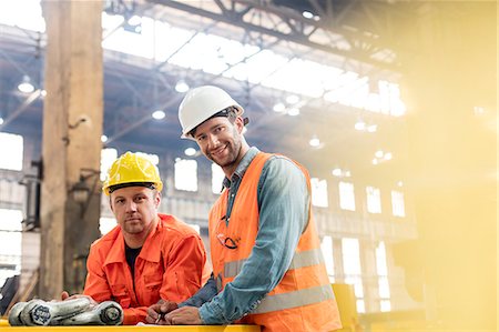 Portrait confident steel factory workers in factory Foto de stock - Sin royalties Premium, Código: 6113-08805584