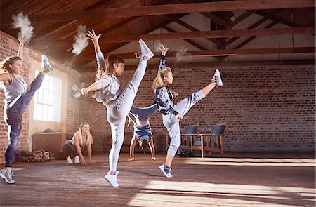 Young hip hop dancers with powder dancing in studio Foto de stock - Sin royalties Premium, Código: 6113-08805531