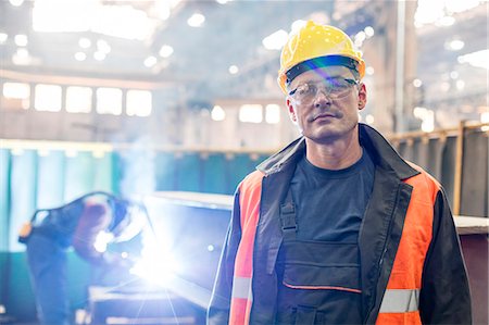 Portrait confident steel worker in factory Foto de stock - Sin royalties Premium, Código: 6113-08805539