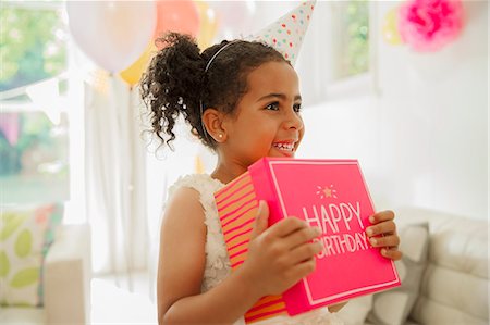 simsearch:6108-05874752,k - Eager girl holding birthday gift Photographie de stock - Premium Libres de Droits, Code: 6113-08805649