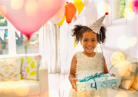 simsearch:614-08120078,k - Portrait smiling girl holding birthday gift Stock Photo - Premium Royalty-Free, Code: 6113-08805651