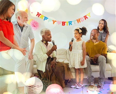 dúo - Grandmother and granddaughter singing karaoke with microphones at birthday party Foto de stock - Sin royalties Premium, Código: 6113-08805657