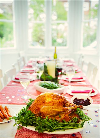 Christmas dinner turkey and white wine on dining table Photographie de stock - Premium Libres de Droits, Code: 6113-08805696