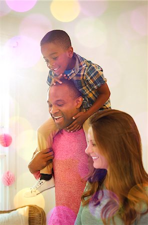 parents, conversation - Father carrying son on shoulders Foto de stock - Sin royalties Premium, Código: 6113-08805629