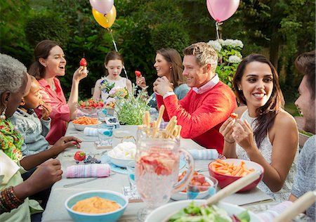 Family and friends enjoying birthday garden party at patio table Photographie de stock - Premium Libres de Droits, Code: 6113-08805632