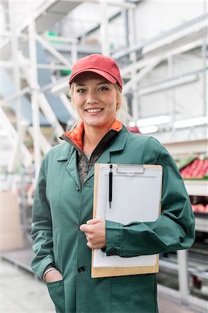 food factory worker - Portrait smiling worker with clipboard in food processing plant Foto de stock - Sin royalties Premium, Código: 6113-08805794