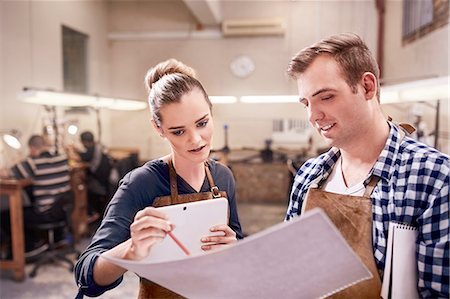 Jewelers with digital tablet and blueprints in workshop Photographie de stock - Premium Libres de Droits, Code: 6113-08805706