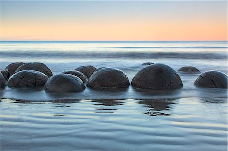 Tranquil seascape and boulders, Moeraki Boulders, South Island, New Zealand Photographie de stock - Premium Libres de Droits, Code: 6113-08805844