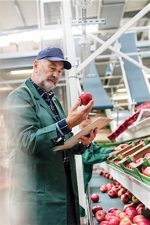 Manager with clipboard inspecting red apples in food processing plant Foto de stock - Sin royalties Premium, Código: 6113-08805815