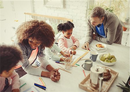 simsearch:6113-08943597,k - Multi-ethnic young family coloring with markers at table Photographie de stock - Premium Libres de Droits, Code: 6113-08943580