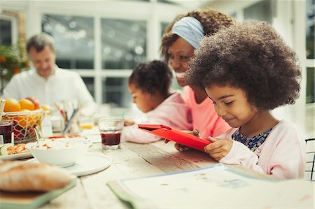 simsearch:6113-09059294,k - Girl using digital tablet at breakfast table Foto de stock - Sin royalties Premium, Código: 6113-08943685